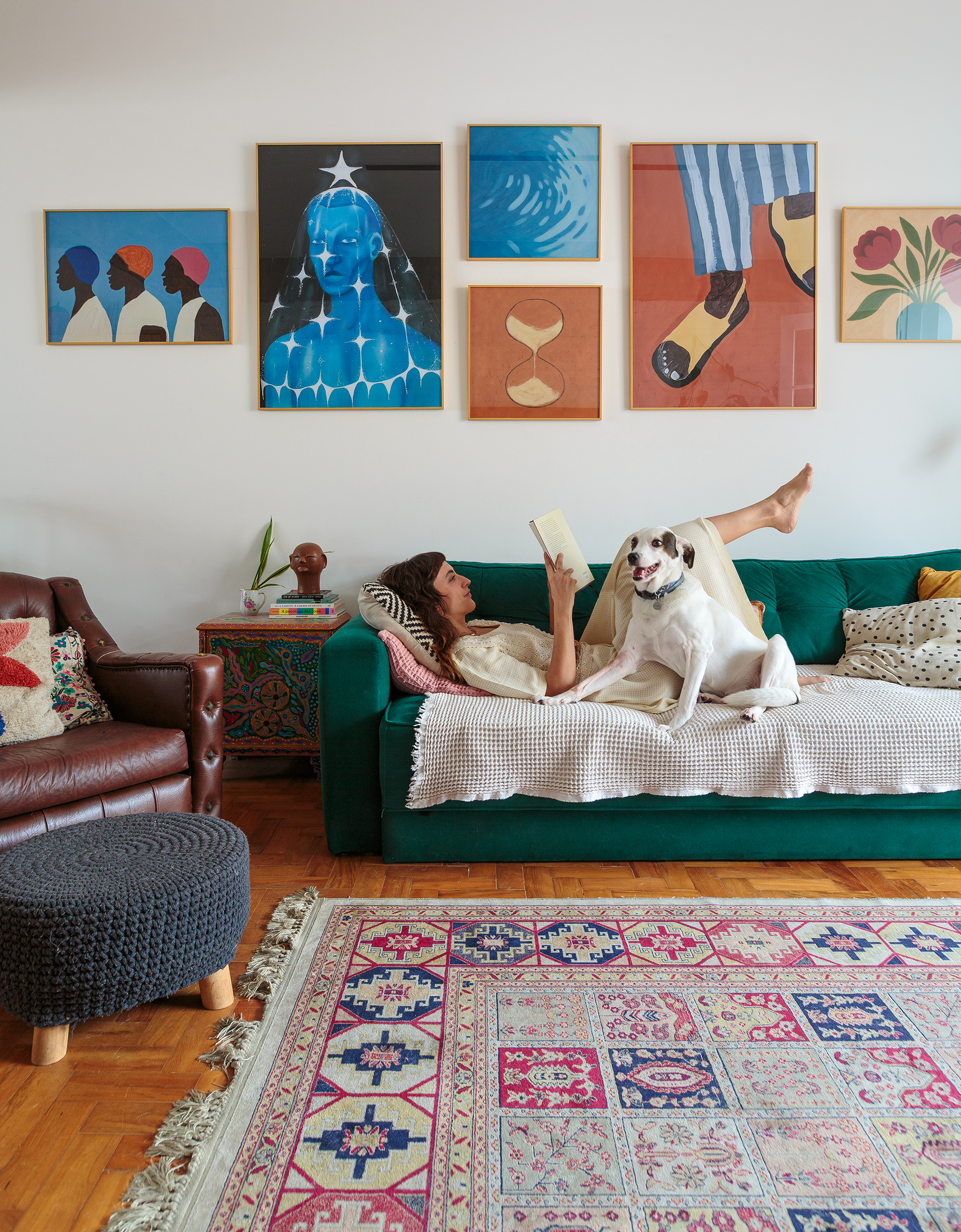 Apê hospitaleiro com muita arte e espaços pensados com carinho