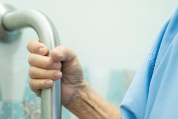 Fatores de risco ambientais podem aumentar em até 50% as quedas entre idosos