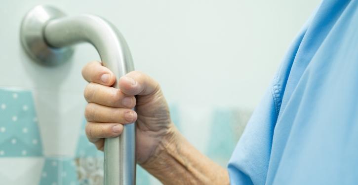 Fatores de risco ambientais podem aumentar em até 50% as quedas entre idosos