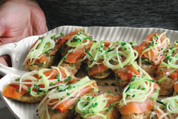Crostini de abacate com salmão fumado e pepino