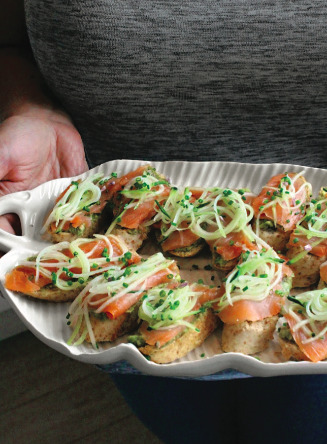 Crostini de abacate com salmão fumado e pepino